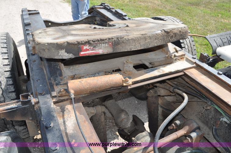 image for item G6161 1995 Ford L9000 semi truck