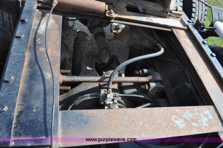 image for item G6161 1995 Ford L9000 semi truck