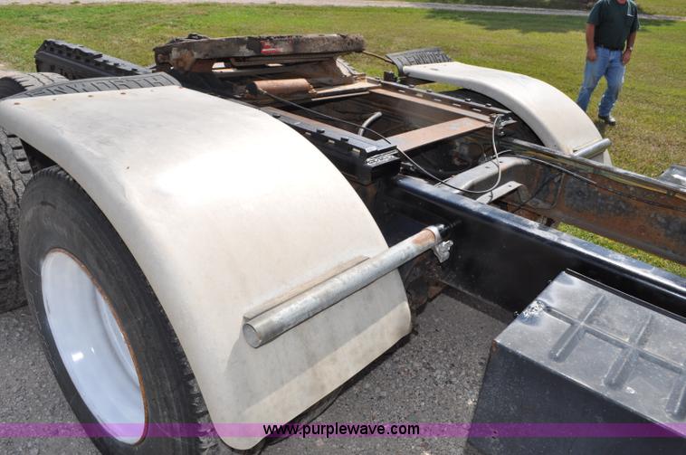 image for item G6161 1995 Ford L9000 semi truck