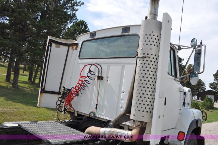image for item G6161 1995 Ford L9000 semi truck