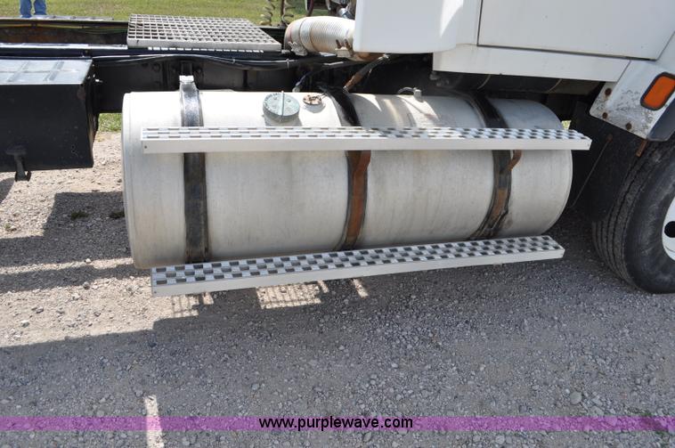 image for item G6161 1995 Ford L9000 semi truck