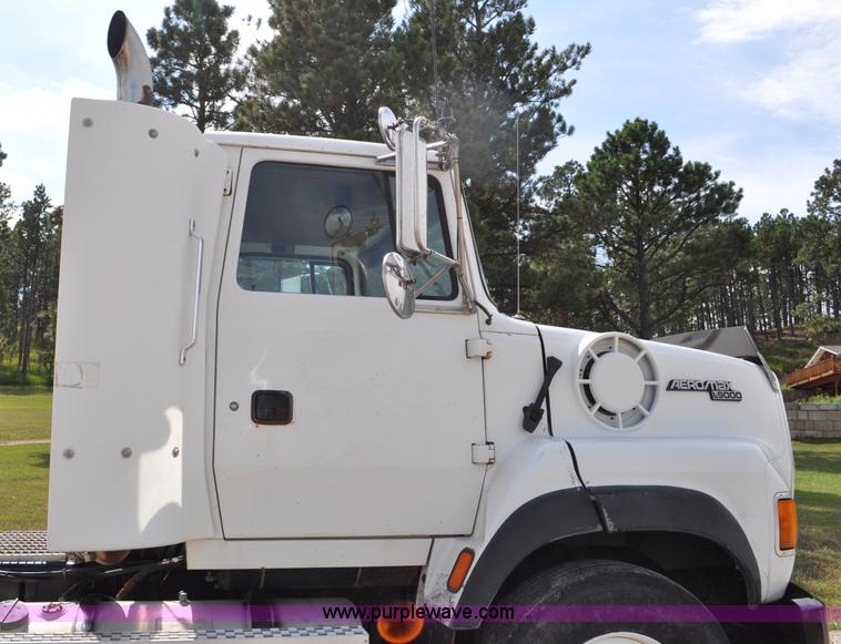 image for item G6161 1995 Ford L9000 semi truck