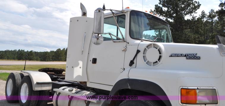 image for item G6161 1995 Ford L9000 semi truck