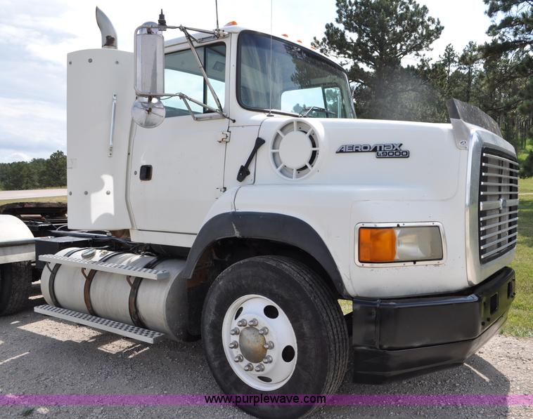 image for item G6161 1995 Ford L9000 semi truck