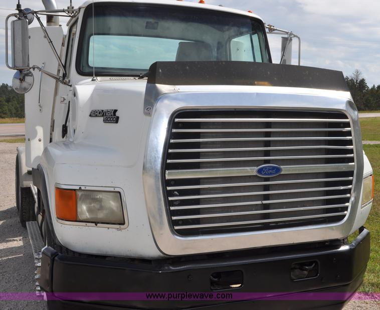 image for item G6161 1995 Ford L9000 semi truck