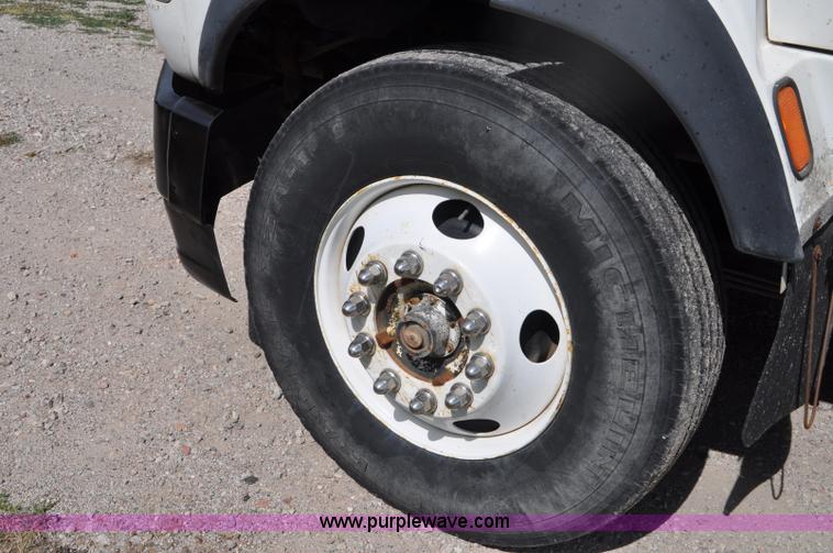 image for item G6161 1995 Ford L9000 semi truck