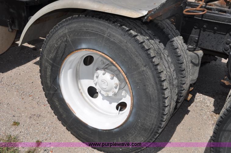 image for item G6161 1995 Ford L9000 semi truck