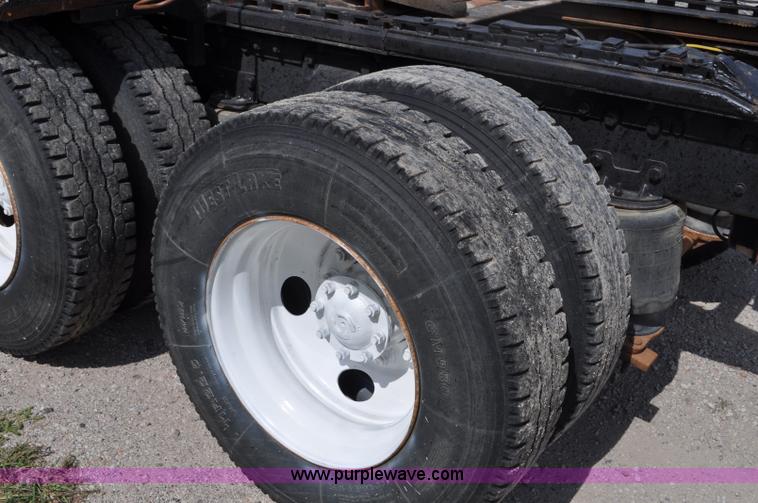 image for item G6161 1995 Ford L9000 semi truck