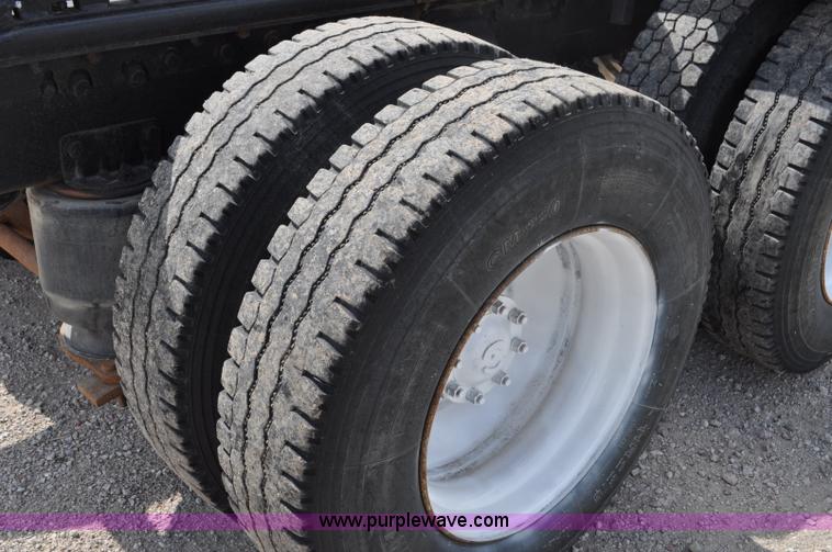 image for item G6161 1995 Ford L9000 semi truck