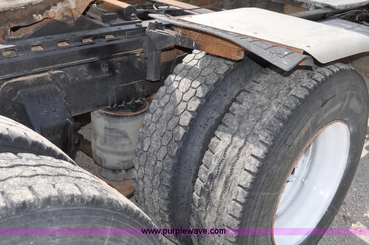 image for item G6161 1995 Ford L9000 semi truck