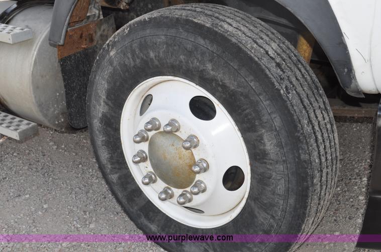 image for item G6161 1995 Ford L9000 semi truck