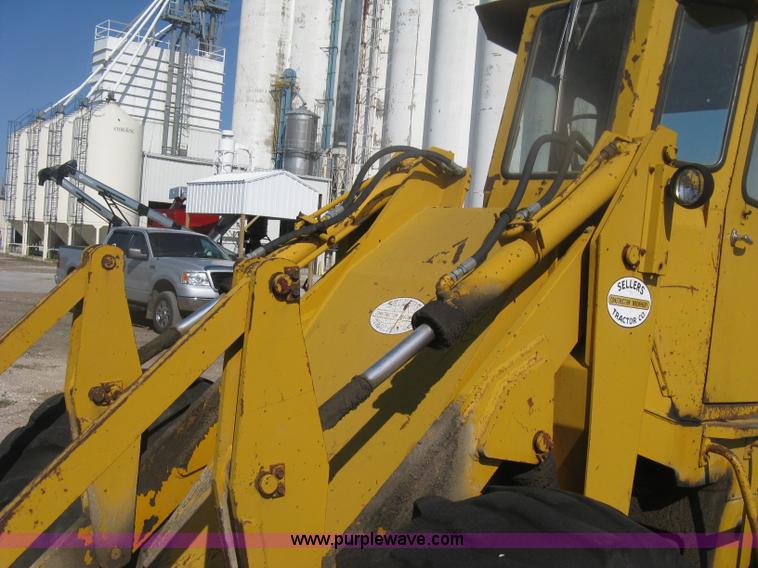 image for item H6412 1972 Allis Chalmers 840 wheel loader