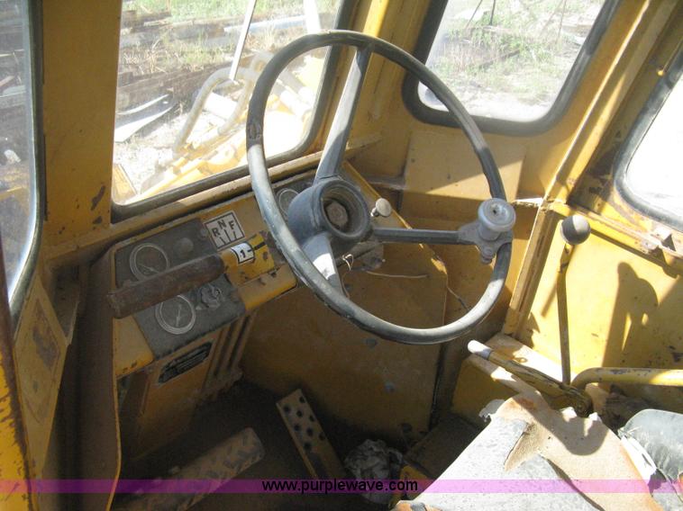 image for item H6412 1972 Allis Chalmers 840 wheel loader