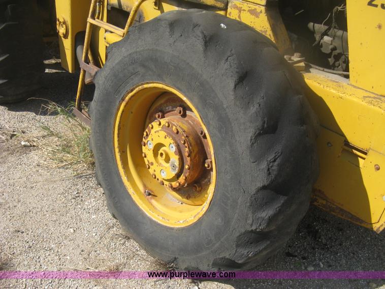 image for item H6412 1972 Allis Chalmers 840 wheel loader