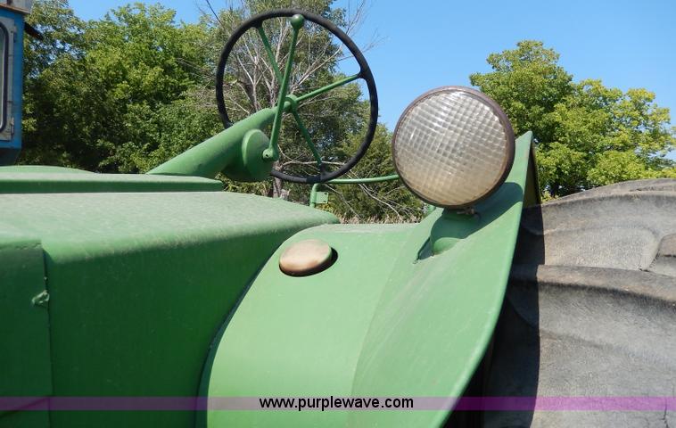 image for item H6863 1950 John Deere R tractor