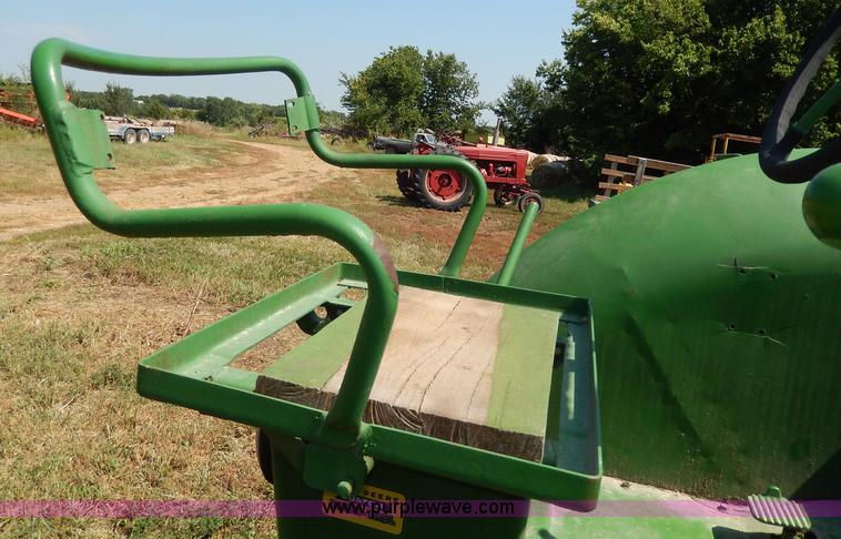 image for item H6863 1950 John Deere R tractor