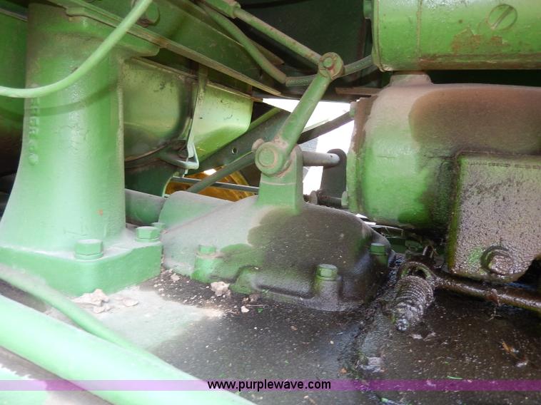 image for item H6863 1950 John Deere R tractor