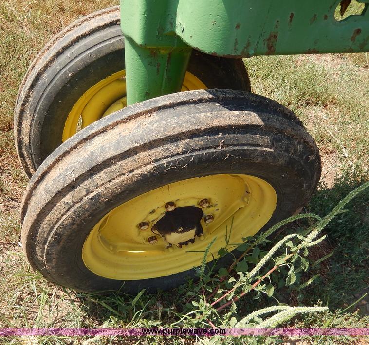 image for item H6865 1947 John Deere B tractor