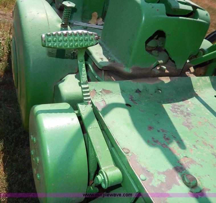 image for item H6865 1947 John Deere B tractor