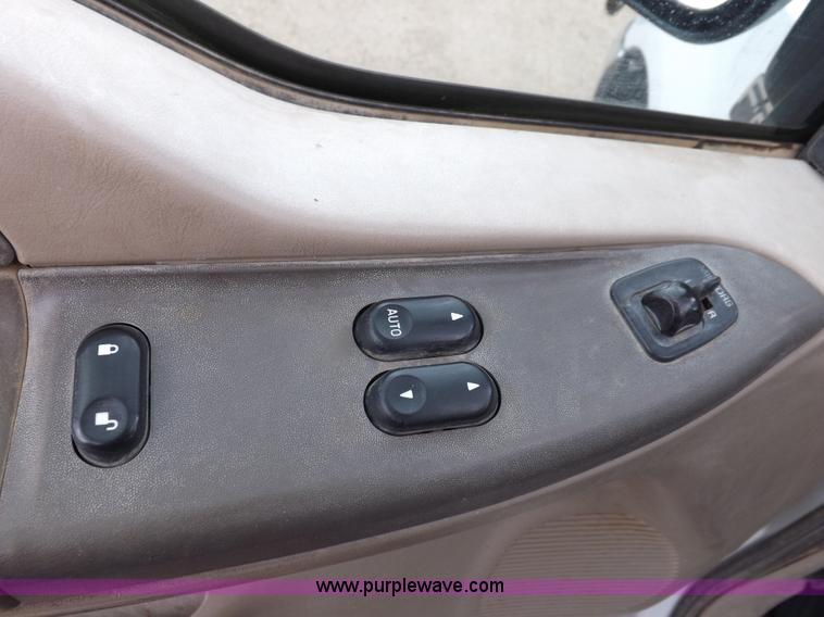 image for item I7552 2002 Ford F250 Super Duty flatbed truck