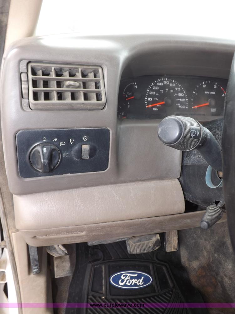 image for item I7552 2002 Ford F250 Super Duty flatbed truck