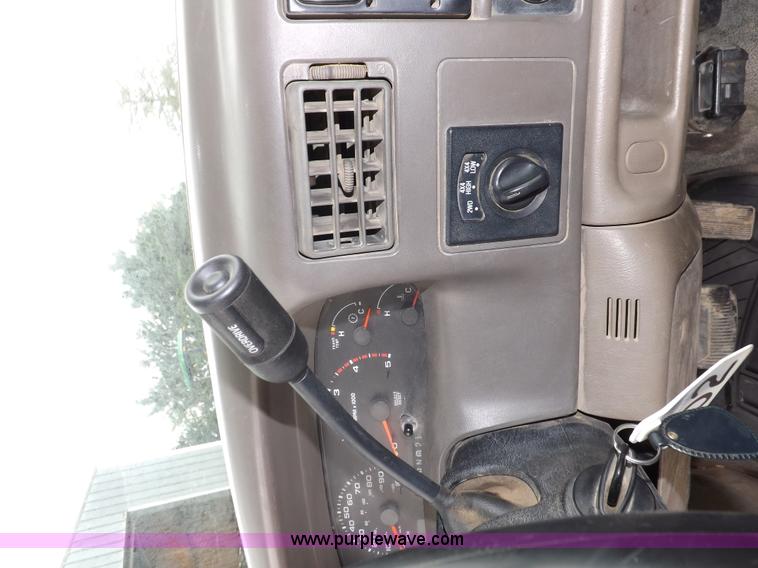 image for item I7552 2002 Ford F250 Super Duty flatbed truck