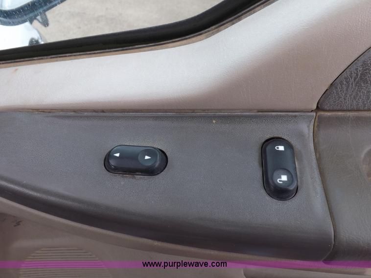 image for item I7552 2002 Ford F250 Super Duty flatbed truck