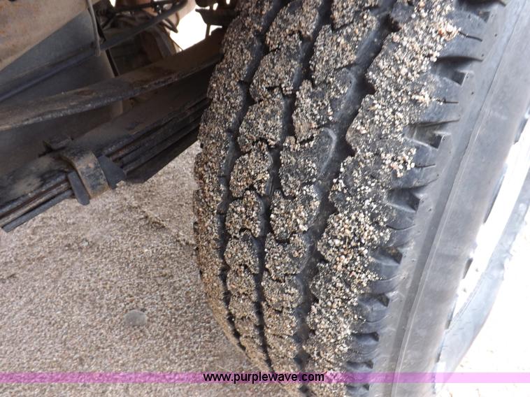 image for item I7552 2002 Ford F250 Super Duty flatbed truck