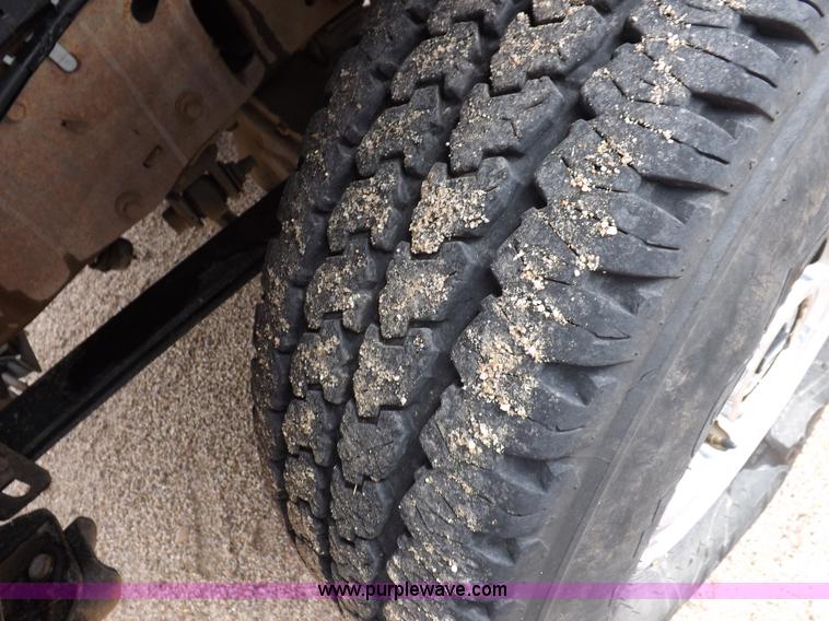 image for item I7552 2002 Ford F250 Super Duty flatbed truck