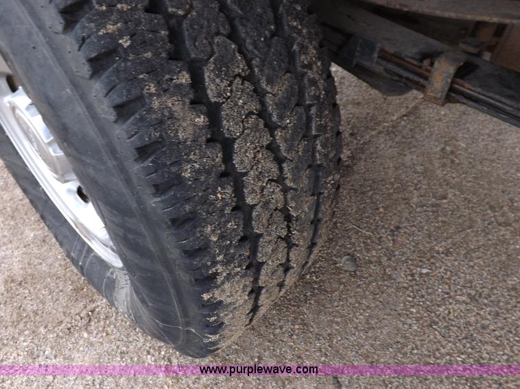 image for item I7552 2002 Ford F250 Super Duty flatbed truck