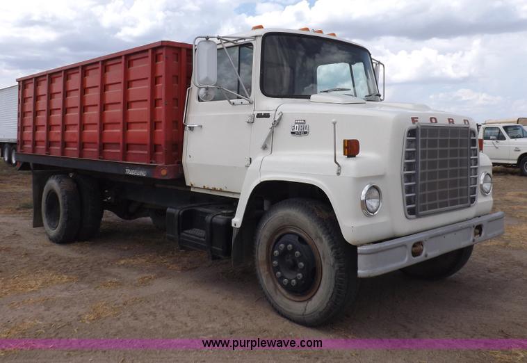 image for item I7578 1981 Ford 700 dump truck