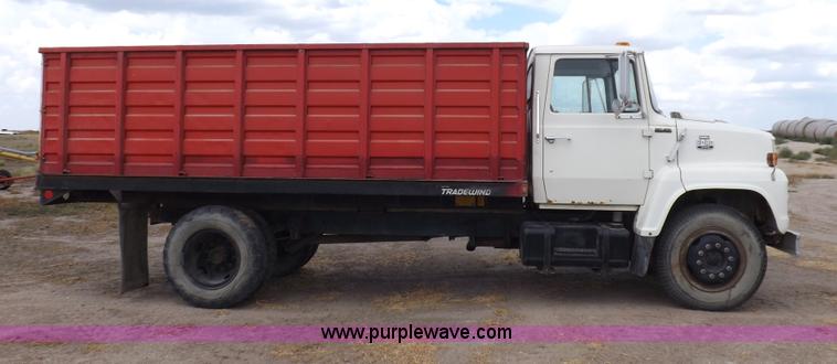 image for item I7578 1981 Ford 700 dump truck