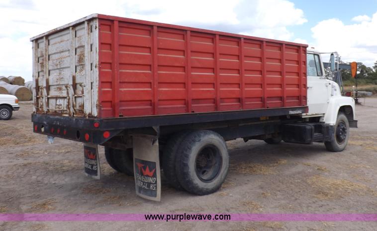 image for item I7578 1981 Ford 700 dump truck