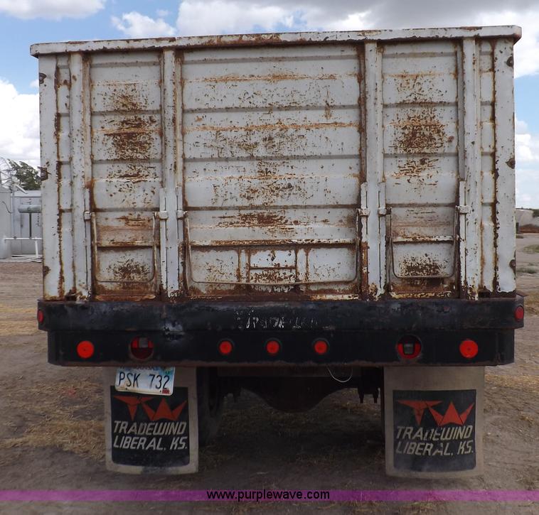 image for item I7578 1981 Ford 700 dump truck