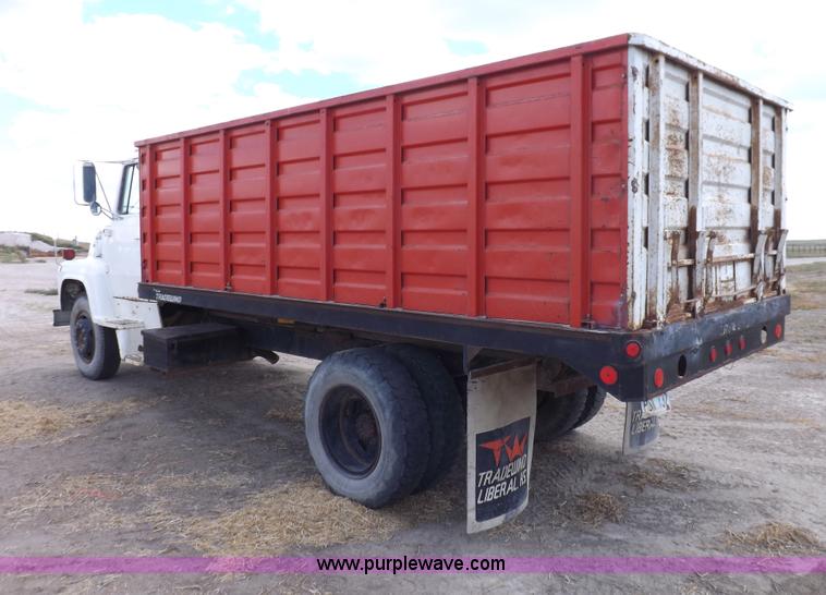 image for item I7578 1981 Ford 700 dump truck