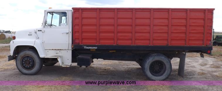 image for item I7578 1981 Ford 700 dump truck