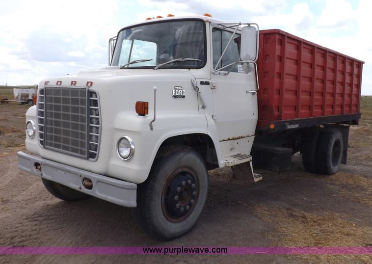 image for item I7578 1981 Ford 700 dump truck