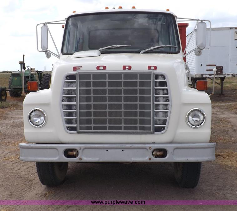 image for item I7578 1981 Ford 700 dump truck