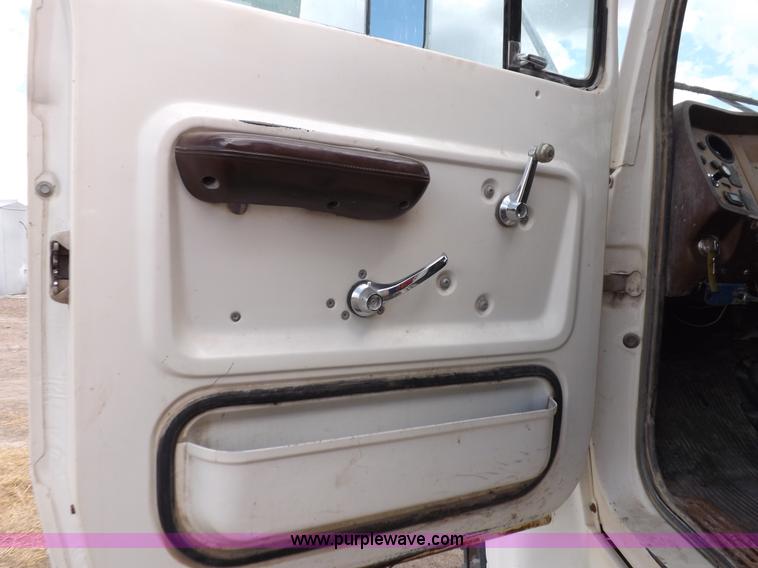 image for item I7578 1981 Ford 700 dump truck