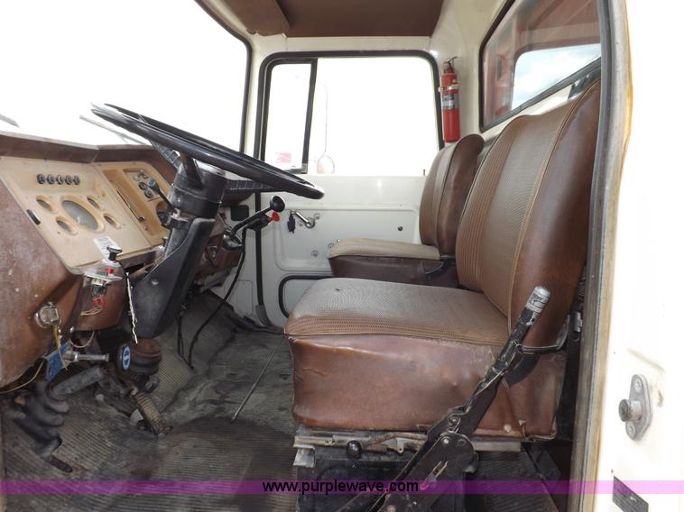 image for item I7578 1981 Ford 700 dump truck