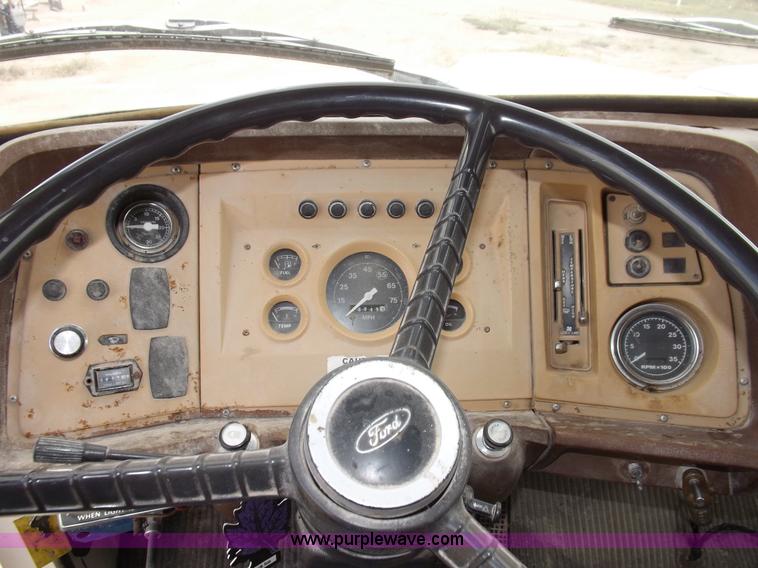 image for item I7578 1981 Ford 700 dump truck