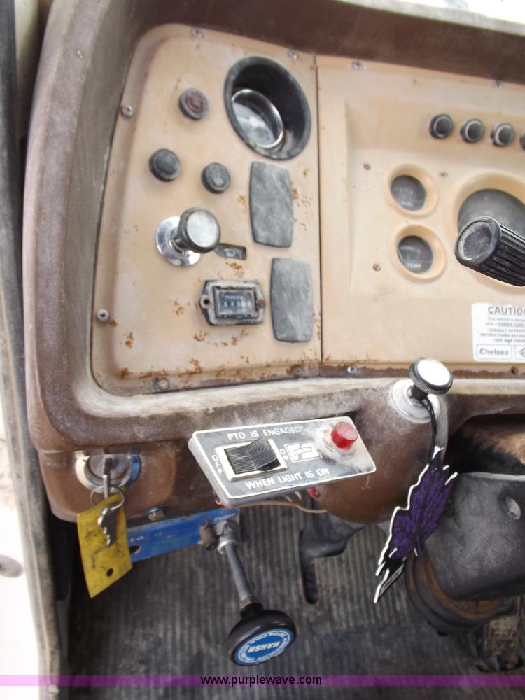 image for item I7578 1981 Ford 700 dump truck