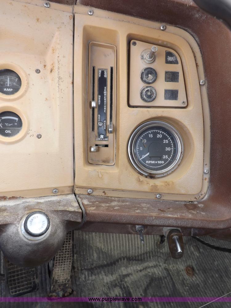 image for item I7578 1981 Ford 700 dump truck