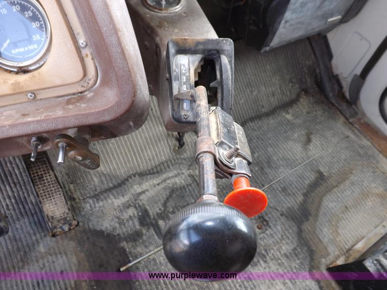 image for item I7578 1981 Ford 700 dump truck