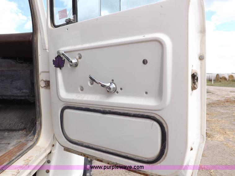 image for item I7578 1981 Ford 700 dump truck