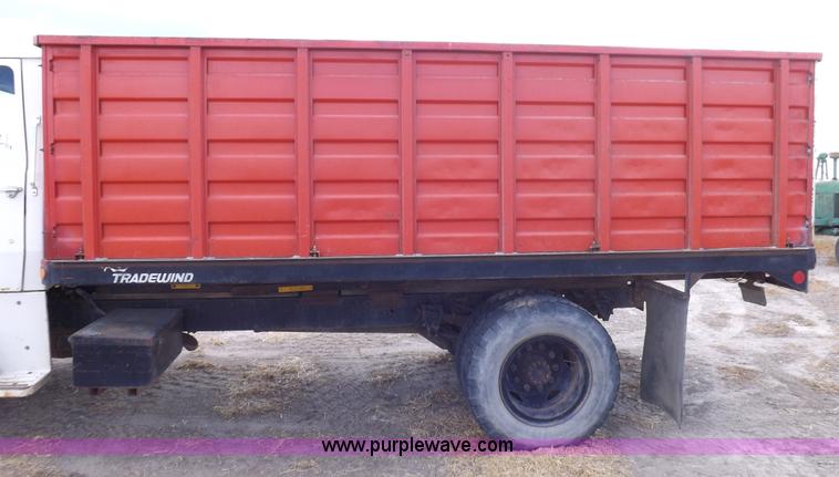 image for item I7578 1981 Ford 700 dump truck