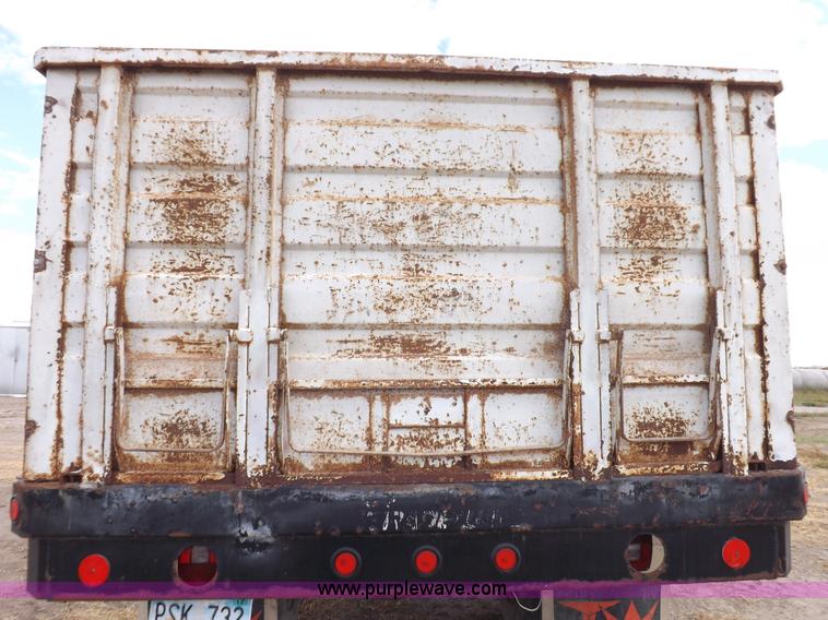 image for item I7578 1981 Ford 700 dump truck