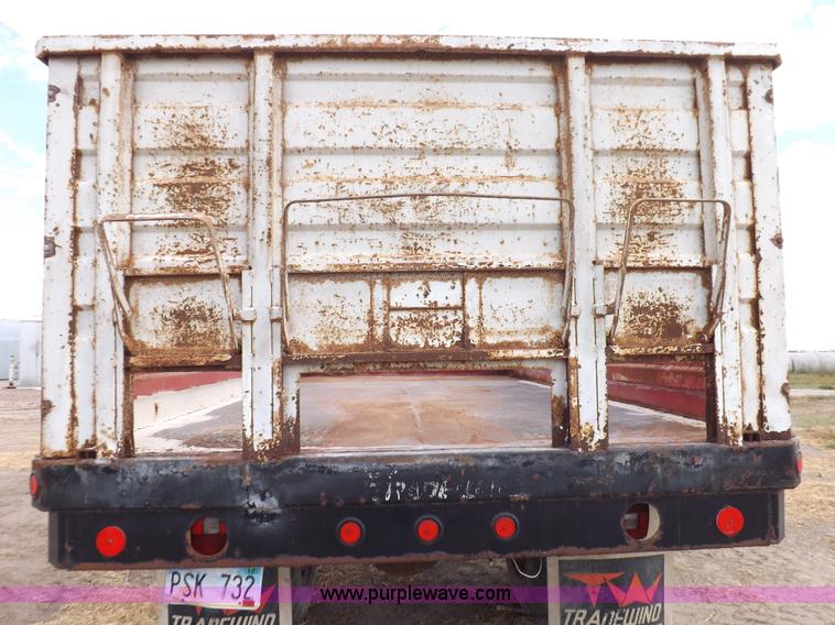 image for item I7578 1981 Ford 700 dump truck