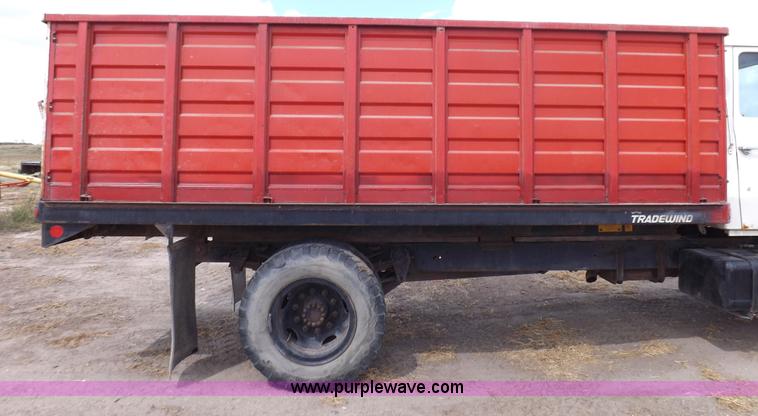 image for item I7578 1981 Ford 700 dump truck