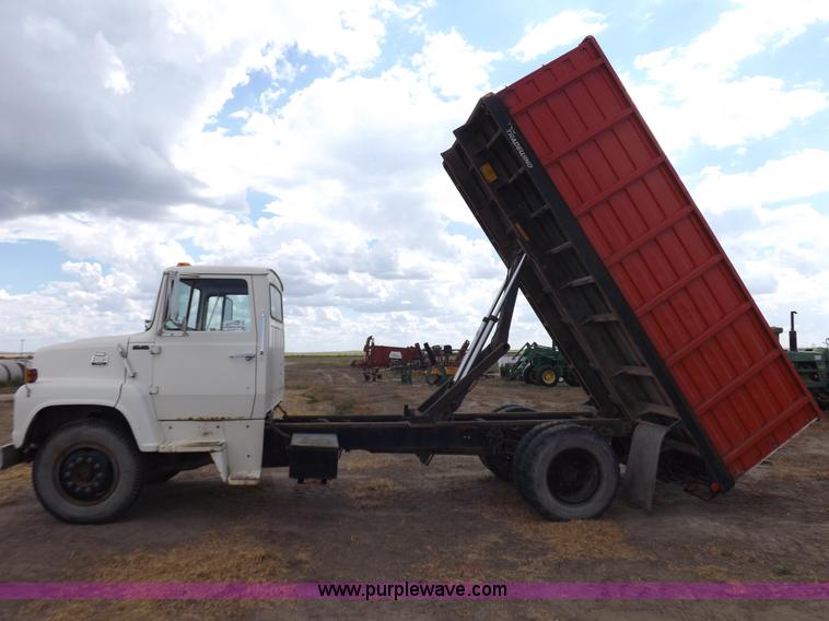 image for item I7578 1981 Ford 700 dump truck